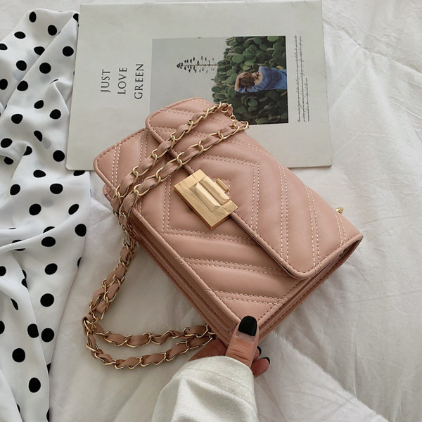 Neliela stepēta soma ar garu metāla rokturi