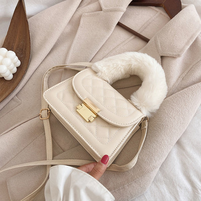 Γυναικεία έκο δερμάτινη τσάντα με χνουδωτή κοντή λαβή