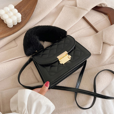 Γυναικεία έκο δερμάτινη τσάντα με χνουδωτή κοντή λαβή