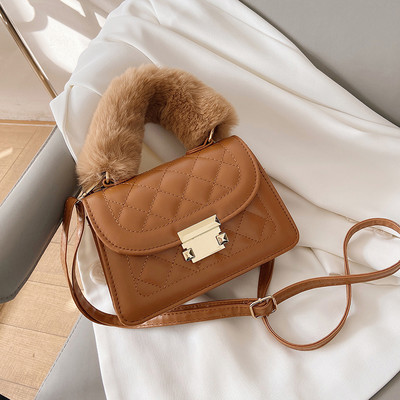 Γυναικεία έκο δερμάτινη τσάντα με χνουδωτή κοντή λαβή