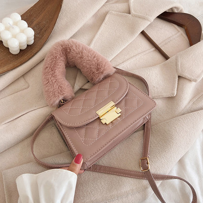 Γυναικεία έκο δερμάτινη τσάντα με χνουδωτή κοντή λαβή