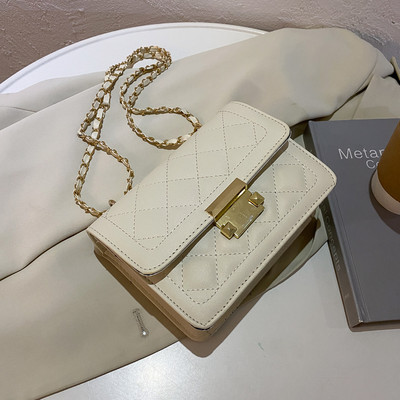 Γυναικεία τσάντα από οικολογικό δέρμα με μεταλλικό κούμπωμα και αλυσίδα