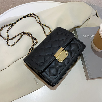 Γυναικεία τσάντα από οικολογικό δέρμα με μεταλλικό κούμπωμα και αλυσίδα