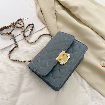 Γυναικεία τσάντα από οικολογικό δέρμα με μεταλλικό κούμπωμα και αλυσίδα