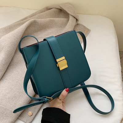 Sieviešu ādas soma ar garu rokturi - kvadrātveida forma