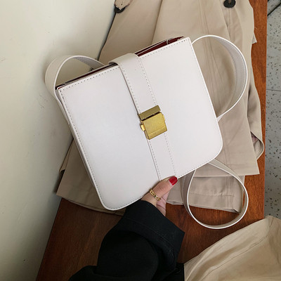 Sieviešu ādas soma ar garu rokturi - kvadrātveida forma