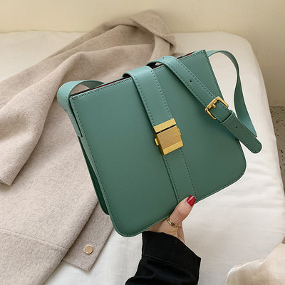 Sieviešu ādas soma ar garu rokturi - kvadrātveida forma