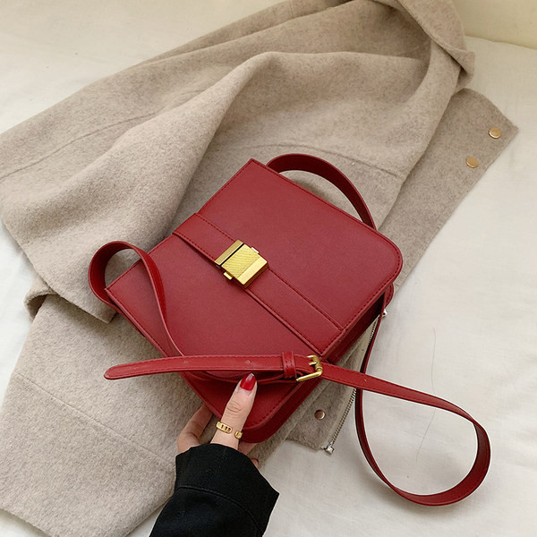 Sieviešu ādas soma ar garu rokturi - kvadrātveida forma