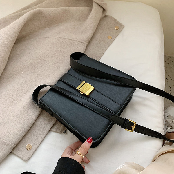 Sieviešu ādas soma ar garu rokturi - kvadrātveida forma