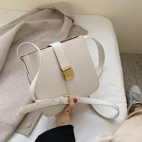 Sieviešu ādas soma ar garu rokturi - kvadrātveida forma