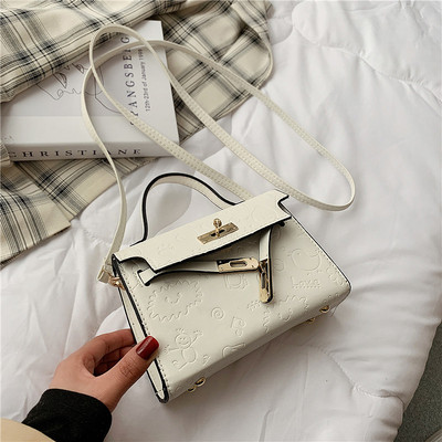 Ādas soma ar diviem rokturiem un metāla aizdari