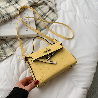 Ādas soma ar diviem rokturiem un metāla aizdari