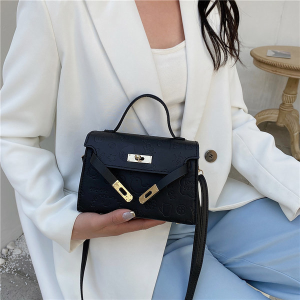 Ādas soma ar diviem rokturiem un metāla aizdari