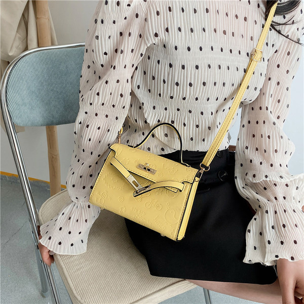 Ādas soma ar diviem rokturiem un metāla aizdari