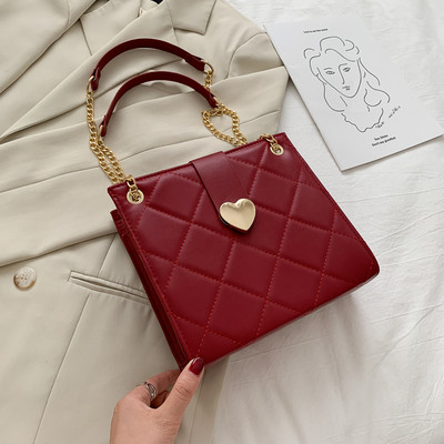 Γυναικεία έκο δερμάτινη τσάντα με μεταλλική αλυσίδα και καρδιά