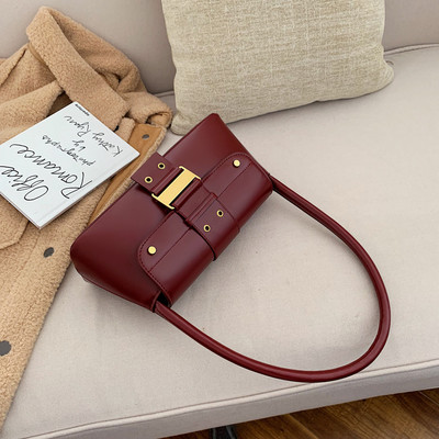 Taisnstūrveida ikdienas soma un sprādze