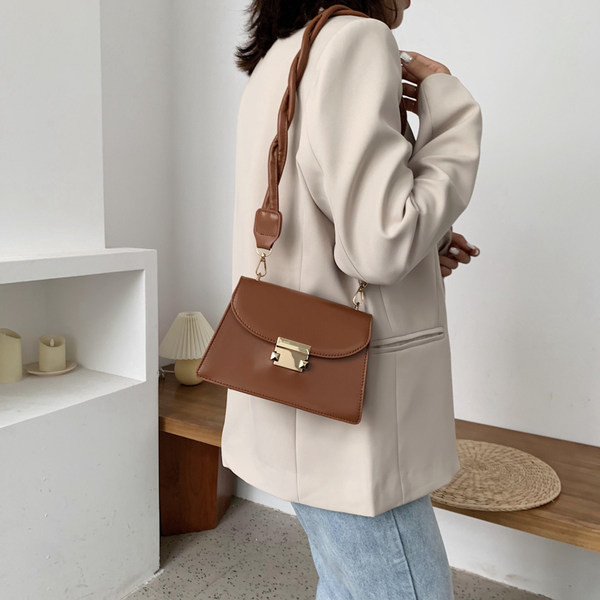 Geanta de dama moderna din piele cu maner