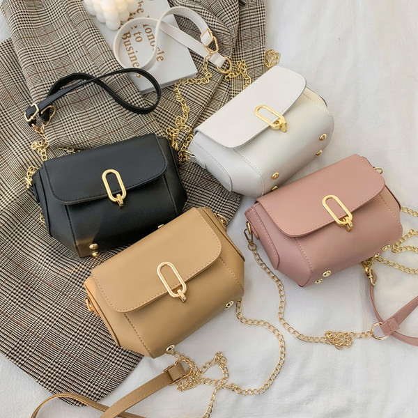 Geanta de dama de ultimă generație cu închidere și mâner metalic