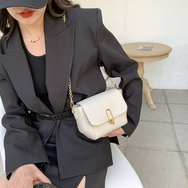 Geanta de dama de ultimă generație cu închidere și mâner metalic