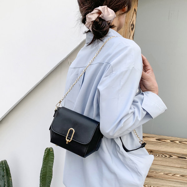 Geanta de dama de ultimă generație cu închidere și mâner metalic