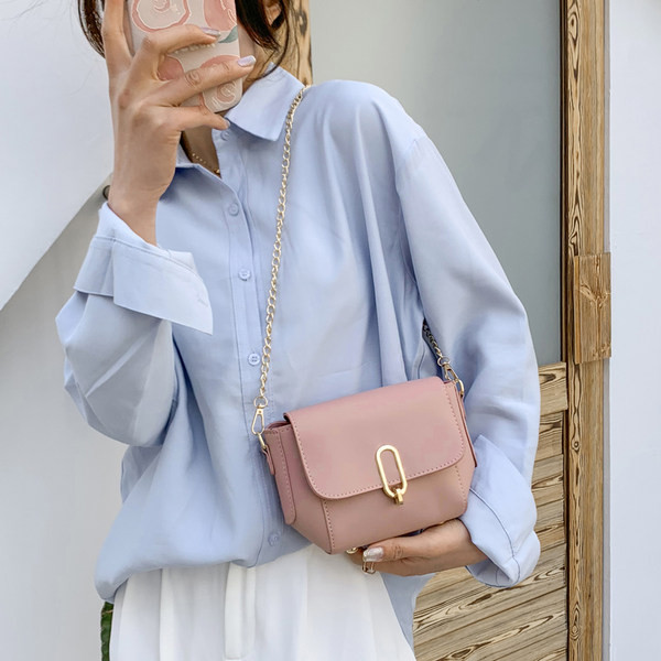 Geanta de dama de ultimă generație cu închidere și mâner metalic