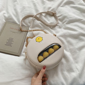 Moderna apaļa soma ar aplikāciju un garu rokturi