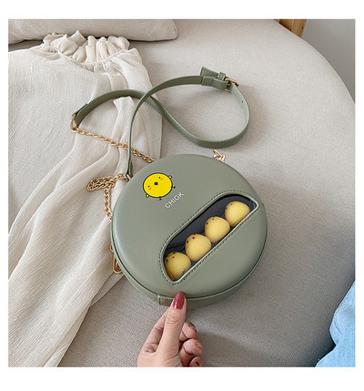 Moderna apaļa soma ar aplikāciju un garu rokturi