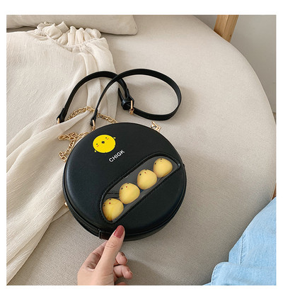 Moderna apaļa soma ar aplikāciju un garu rokturi