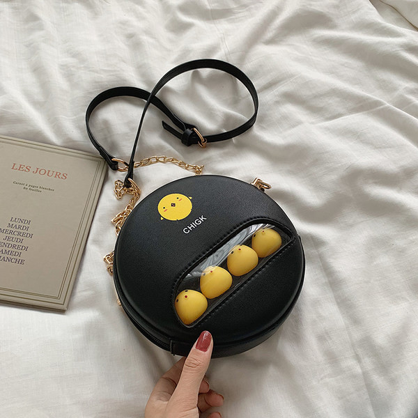 Moderna apaļa soma ar aplikāciju un garu rokturi