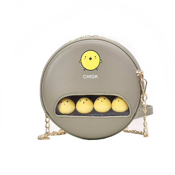 Moderna apaļa soma ar aplikāciju un garu rokturi