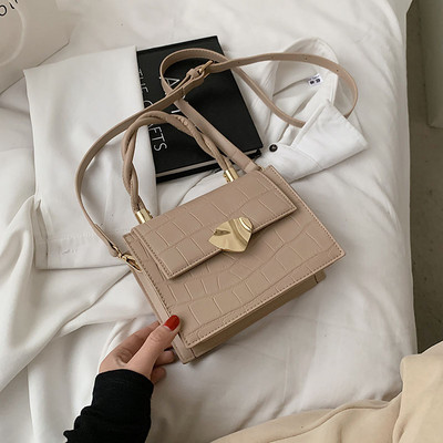 Κομψή γυναικεία έκο δερμάτινη τσάντα με μεταλλική στερέωση με κοντή και μακριά λαβή