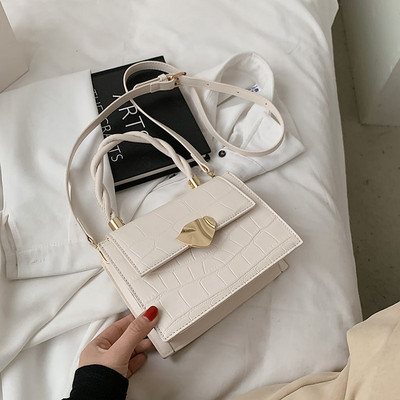 Κομψή γυναικεία έκο δερμάτινη τσάντα με μεταλλική στερέωση με κοντή και μακριά λαβή