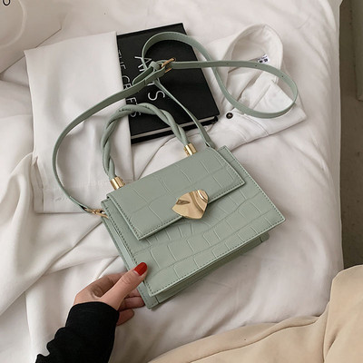 Κομψή γυναικεία έκο δερμάτινη τσάντα με μεταλλική στερέωση με κοντή και μακριά λαβή