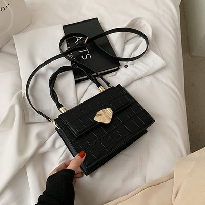 Κομψή γυναικεία έκο δερμάτινη τσάντα με μεταλλική στερέωση με κοντή και μακριά λαβή