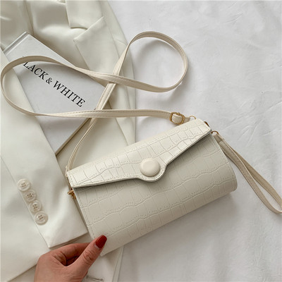 Κομψή οικολογική δερμάτινη τσάντα με μεταλλική στερέωση