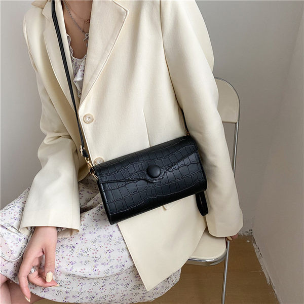 Geanta eleganta din piele ecologica cu inchidere metalica