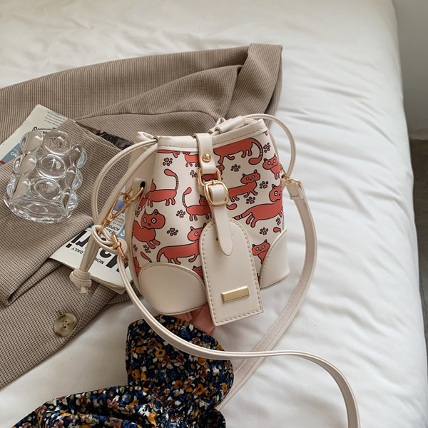 Geanta dama cu catarama si aplicatie colorata