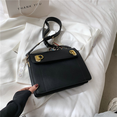 Γυναικεία τετράγωνη τσάντα με μεταλλική αγκράφα