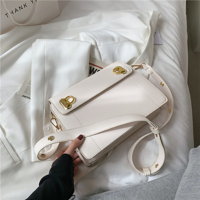 Γυναικεία τετράγωνη τσάντα με μεταλλική αγκράφα