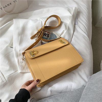 Γυναικεία τετράγωνη τσάντα με μεταλλική αγκράφα