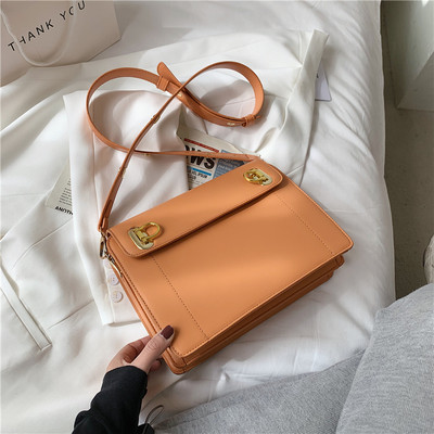 Γυναικεία τετράγωνη τσάντα με μεταλλική αγκράφα