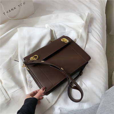 Γυναικεία τετράγωνη τσάντα με μεταλλική αγκράφα