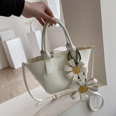 Sieviešu mini soma ar 3D ziediem