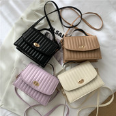 Γυναικεία τετράγωνη τσάντα με μεταλλική στερέωση και δύο λαβές