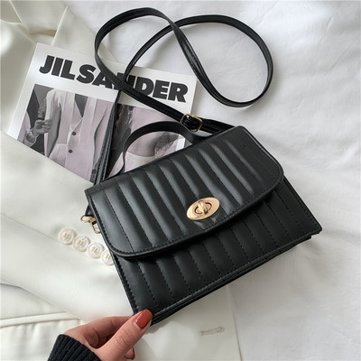 Γυναικεία τετράγωνη τσάντα με μεταλλική στερέωση και δύο λαβές