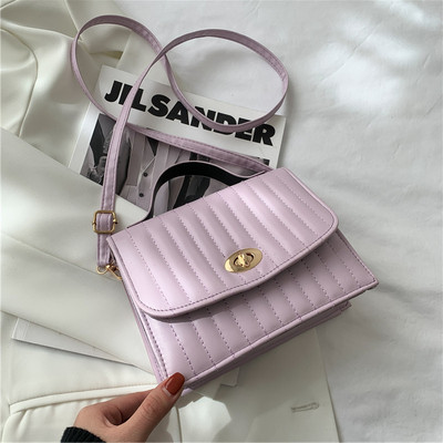 Γυναικεία τετράγωνη τσάντα με μεταλλική στερέωση και δύο λαβές