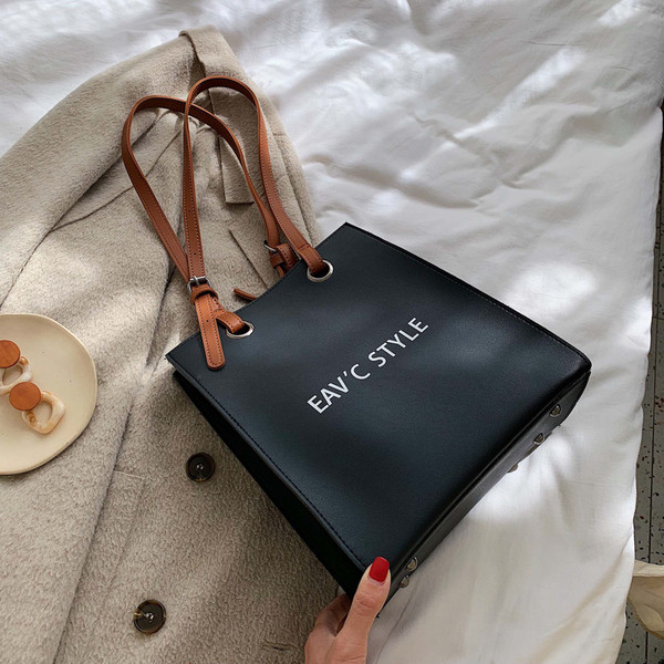 Γυναικεία τετράγωνη τσάντα από οικολογικό δέρμα με επιγραφή