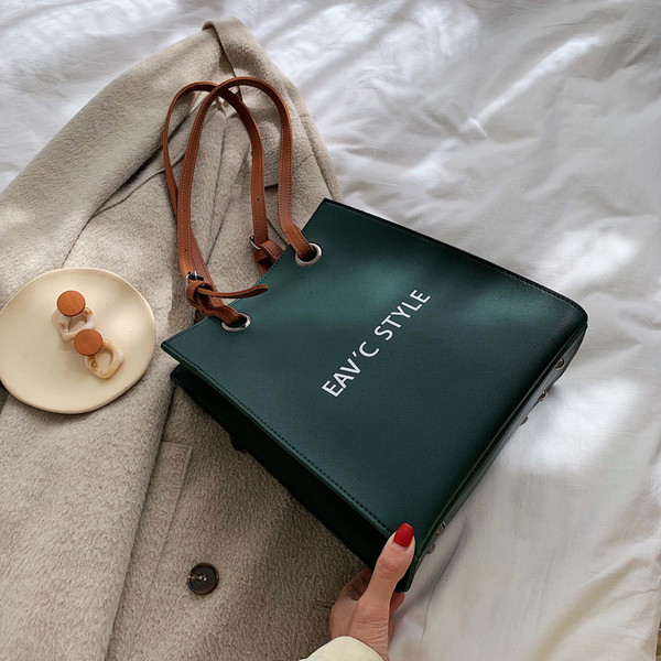 Γυναικεία τετράγωνη τσάντα από οικολογικό δέρμα με επιγραφή