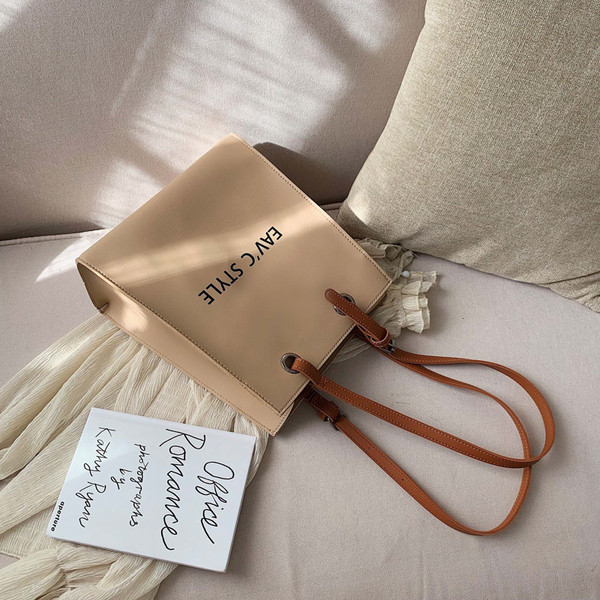 Γυναικεία τετράγωνη τσάντα από οικολογικό δέρμα με επιγραφή