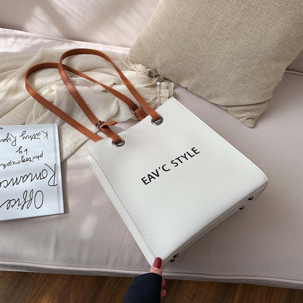 Γυναικεία τετράγωνη τσάντα από οικολογικό δέρμα με επιγραφή